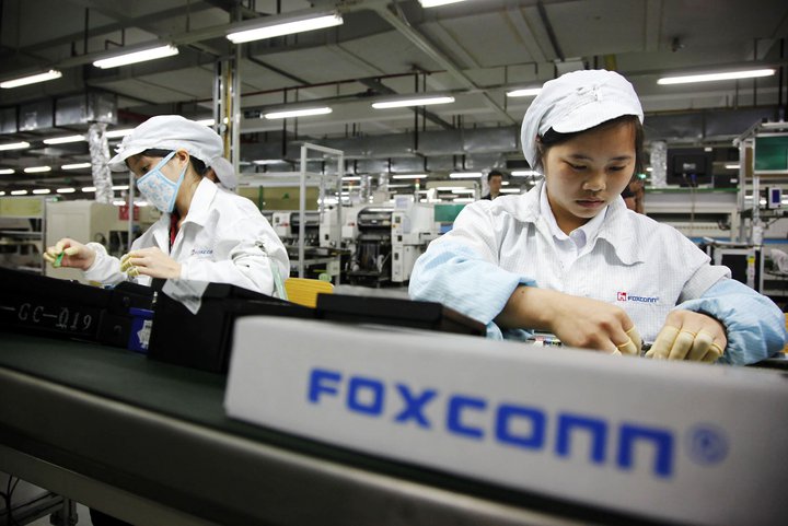100642777-foxconn-worker-assembly-line-gettyp.jpg