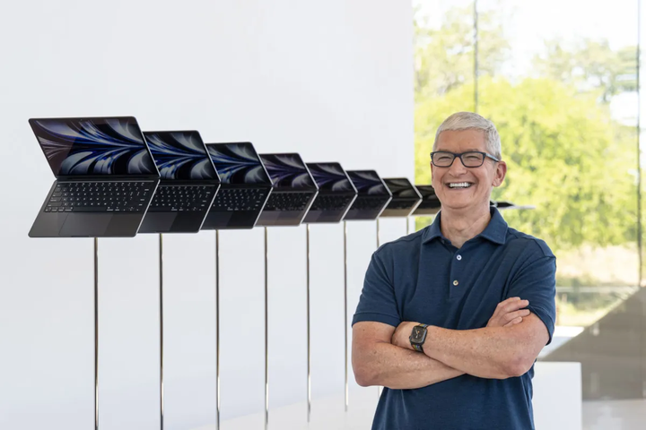 2022-7-tim-cook-smile-apple-park-macbook-air-m2-black-daylight-638c69498615ae71282b1938.webp