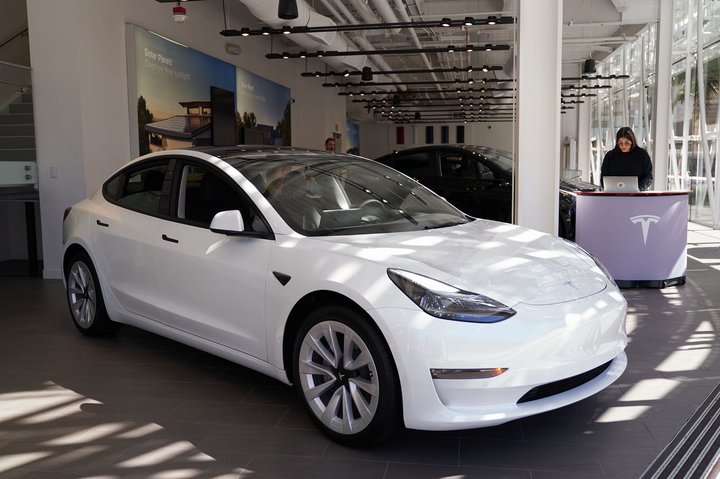 231213111327-tesla-recall-092222