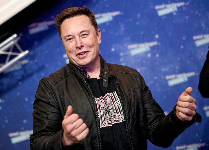 24980397-elon-musk-tesla-chef-spacex-gruender-und-milliardaer-haelt-einen-vortrag-2048x1474.jpg