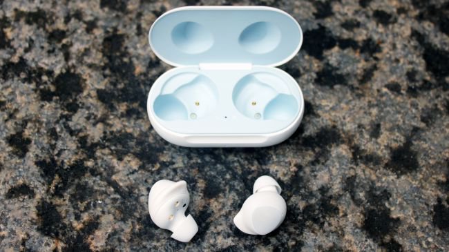 2airpods.jpg
