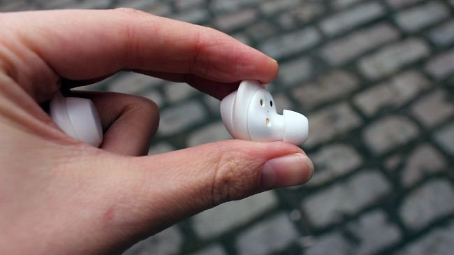 4airpods.jpg