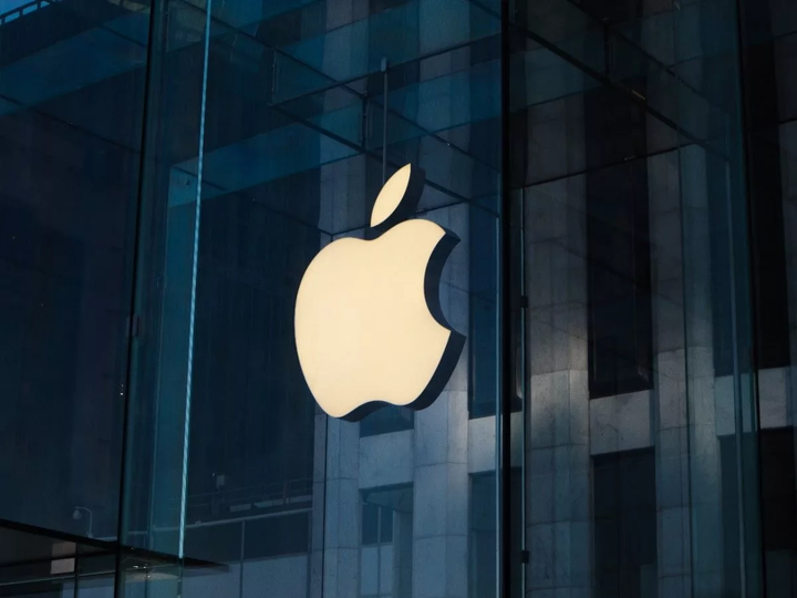 Apple-Employee.jpg.webp