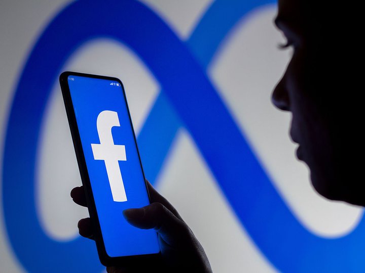 FacebookUserWatching__w1200.jpg