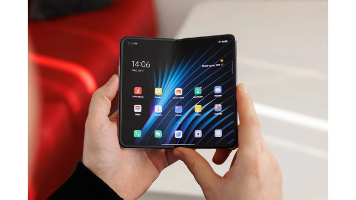 Pete-Lau-has-started-teasing-the-OnePlus-Fold-with-pictures.webp