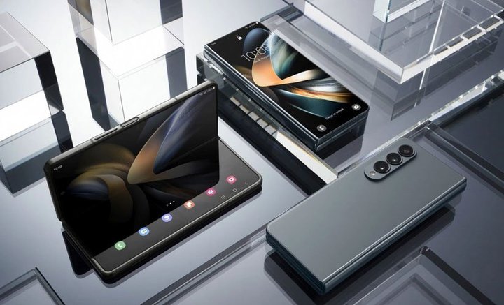 Samsung-Galaxy-Z-Fold-4-Lifestyle-Shot_09_622063.jpg