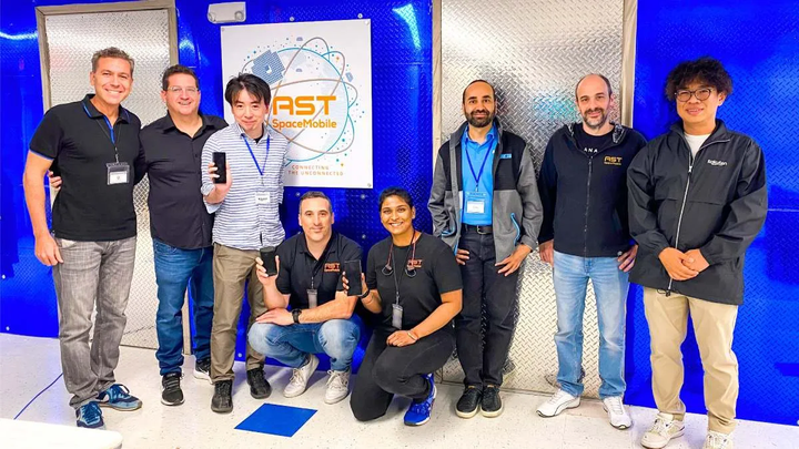 ast-spacemobile-team-samsung-galaxy-s22-ultra-first-satellite-call-6449378990110de41ea7ac3b.webp
