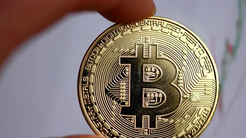 جهش تاریخی بیت‌کوین؛ آغاز طوفانی هفته برای بازار رمزارزها