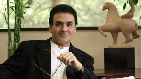 فیروز نادری، دانشمند ایرانی و یکی از مدیران ارشد سابق ناسا، در سن 77 سالگی درگذشت