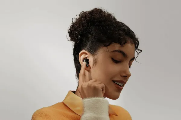 girl-using-redmi-buds-5-pro-white