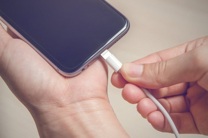 girl_phone_charge.jpg