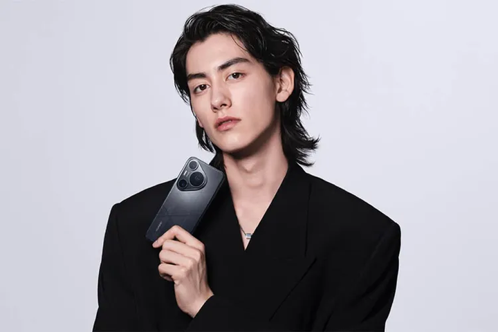 huawei-pura-70-ultra-phone-hand-two