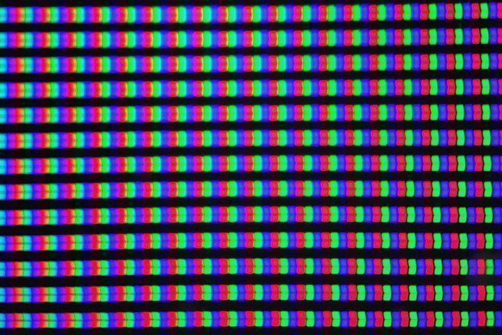 oppo-find-x3-pro-microlens-sample-pixels-monitor.jpg