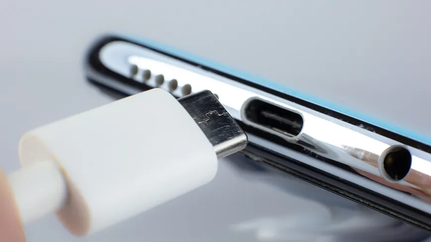 تمام گوشی‌ها از جمله آیفون باید از پاییز 2024 درگاه USB-C داشته باشند