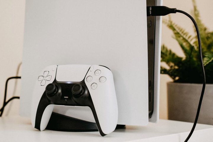 white-playstation-5-with-controller-1024x683-1.jpg