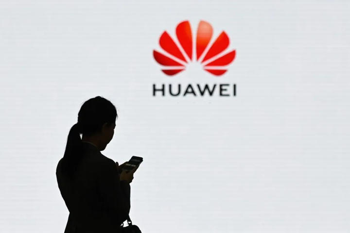 woman-using-phone-huawei