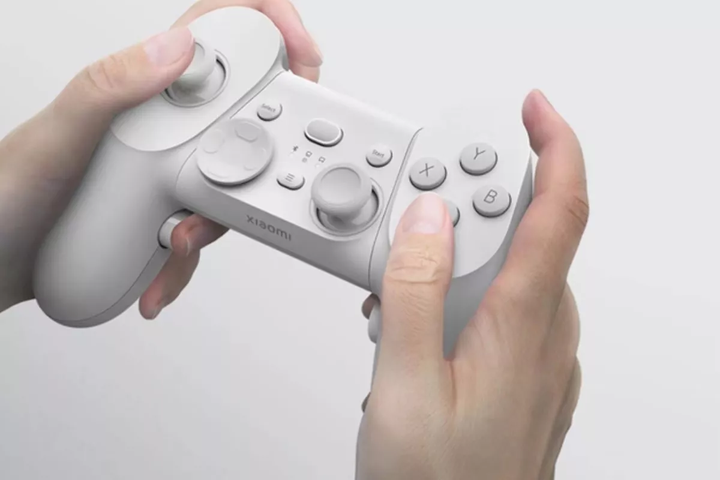 xiaomi-gamepad-white-in-hand.webp